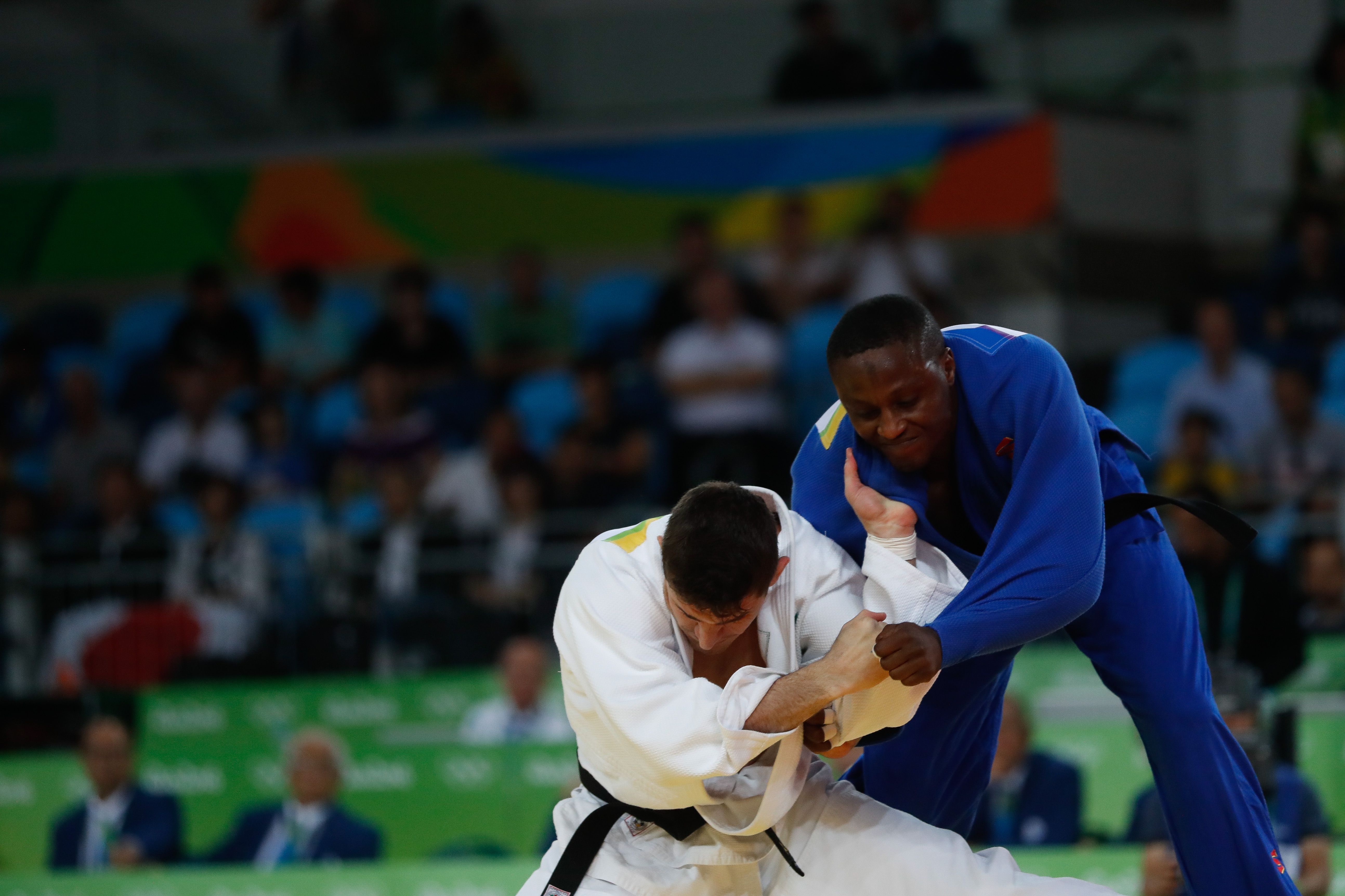 Judocas em combate na Arena Carioca durante os Jogos Rio 2016